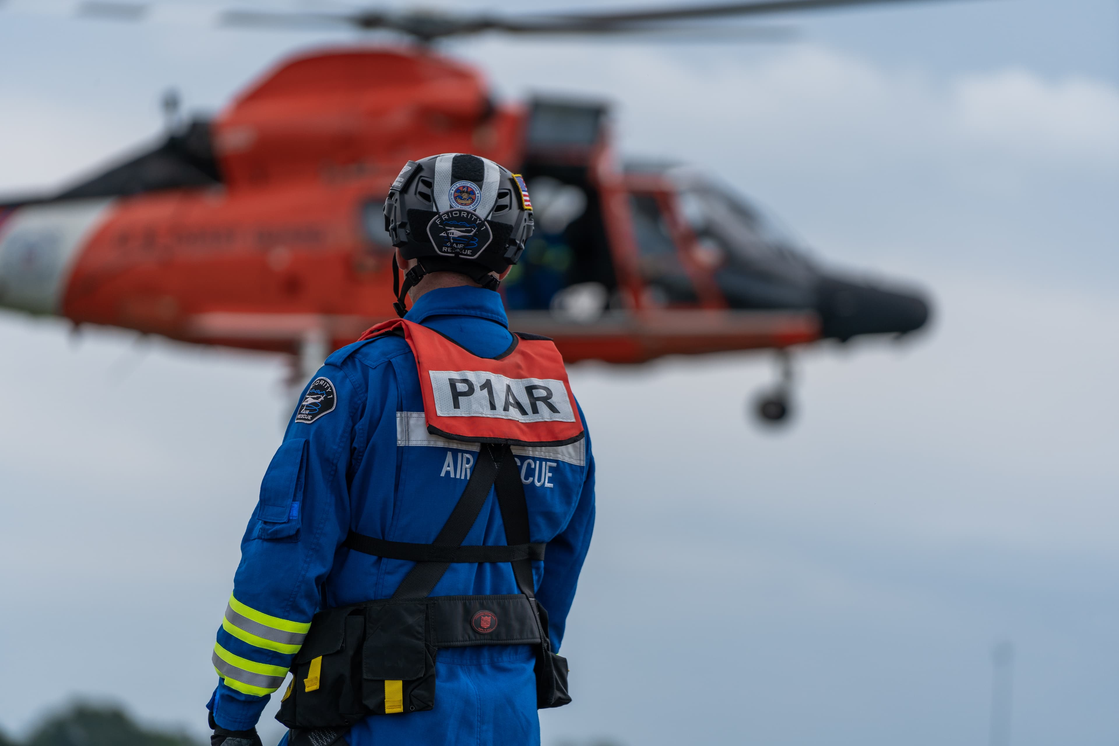 P1AR instructor directing a live hoist evolution